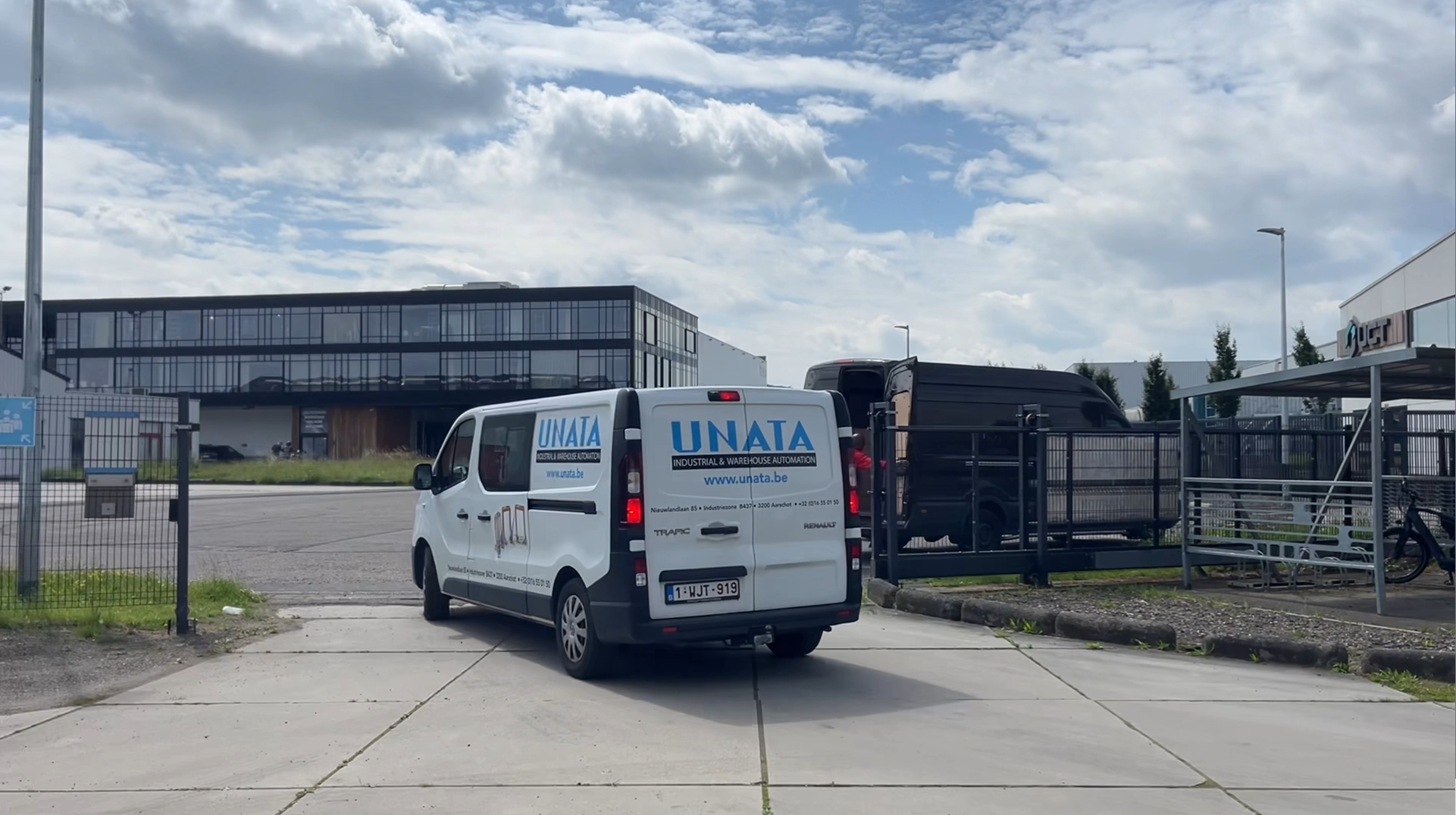 Unata ontwikkelt en bouwt geïntegreerde interne transportsystemen.