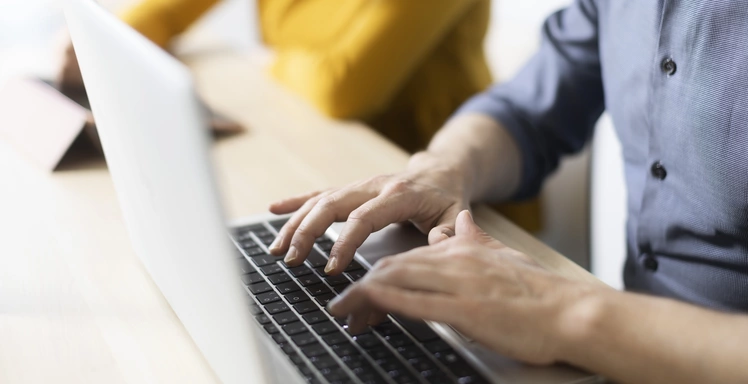 typen op een laptop