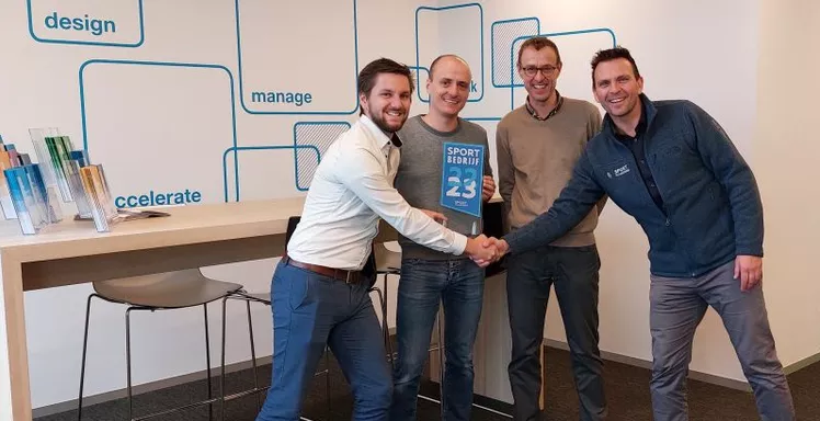 savaco collega's stijn, jelle en bruno van het sportcommité ontvagen het sportbedrijf label van de sport vlaanderen organisatie